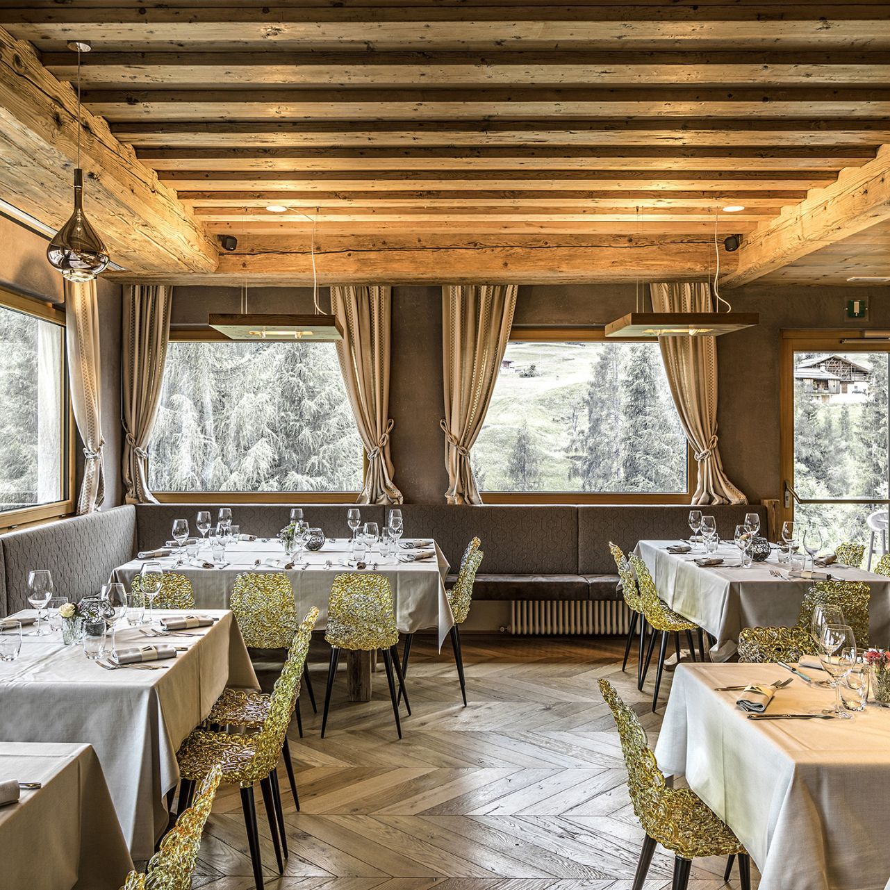   Blue Velvet  poltroncine in velluto e
  Gina  sedie in policarbonato color oro, arredano il ristorante.Claudio Alverà Patron and Chef del Dolomiti Lodge Alverà. 
 