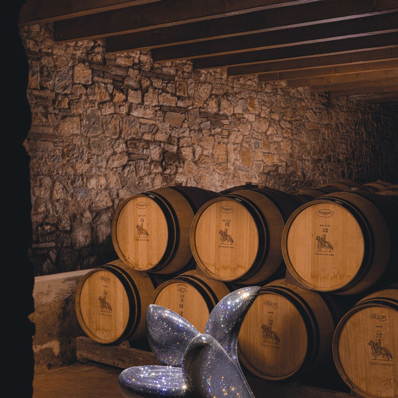   Getsuen . Getsuen Diamond cristallisé avec Swarovski brille à travers les barils qui gardent le vin précieux de Castello di Ama. 
