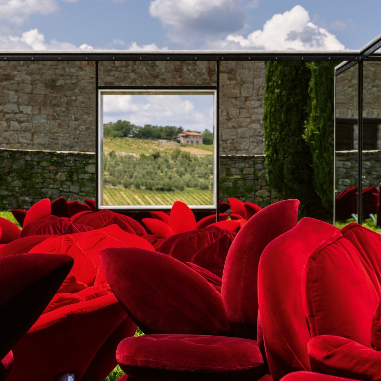   Gesuen  Un détail des modèles devant l'œuvre "On the Vineyards: Points de vue" par Daniel Buren: une salle des vacances ouvertes à partir de laquelle admirer le paysage 