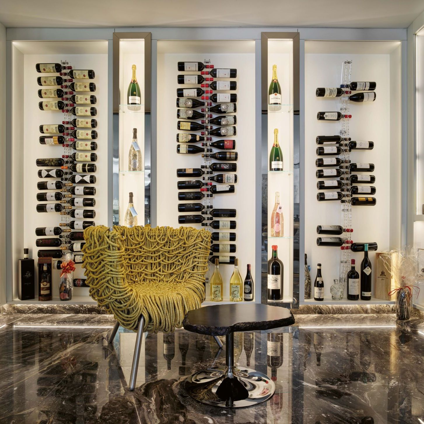   Vermelha  and  Cicladi  create a refined wine-tasting corner in the cellar. 