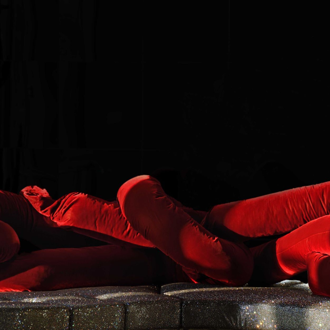   Boa  e  Flap  The red velvet sofa is with the precious crystallized ™ with swarovski® fabric. 