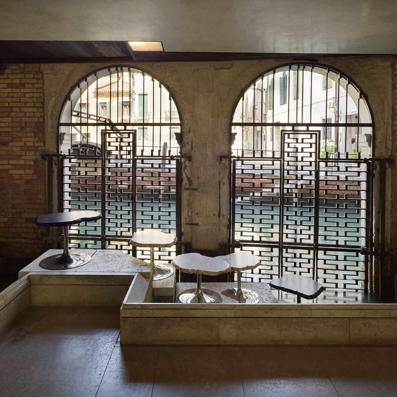  Cicladi. The side tables follow the irregularity of the steps along the Scarpa Area walkway, underlining its fluidity 