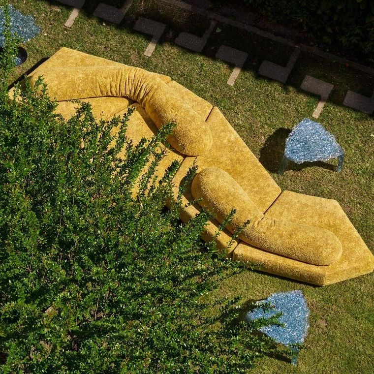  On the Rocks Outdoor and Veronica. 
This page and previous page, the sofa upholstered in Royal Yellow Every Stone and the coffee tables in the garden designed by Carlo Scarpa. 