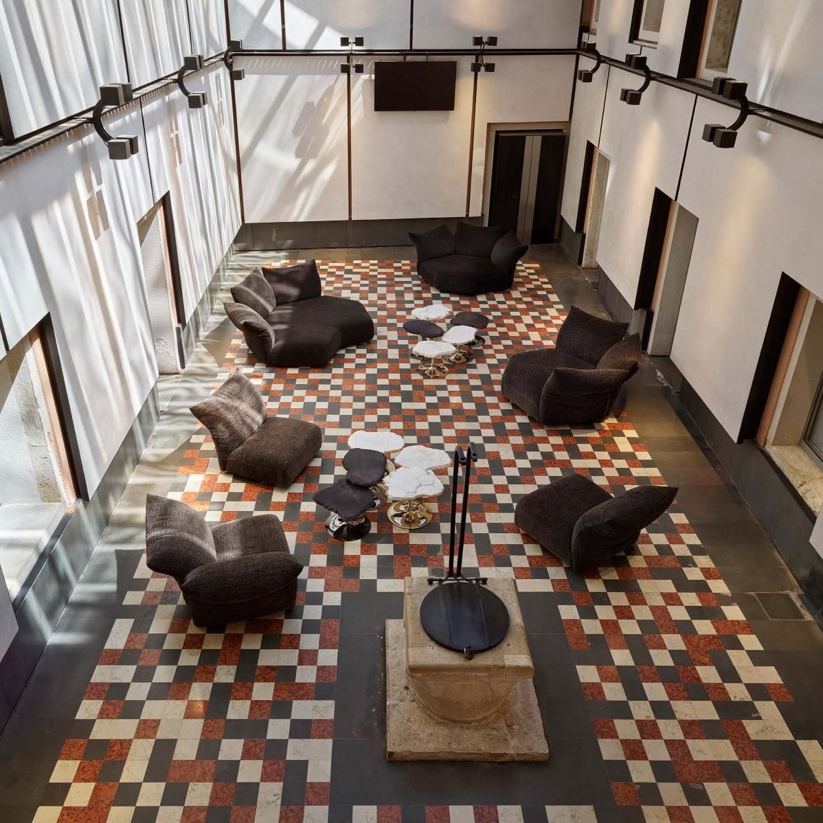  Standard and Cicladi. Different configurations of the sofa furnish the courtyard designed by Mario Botta. 