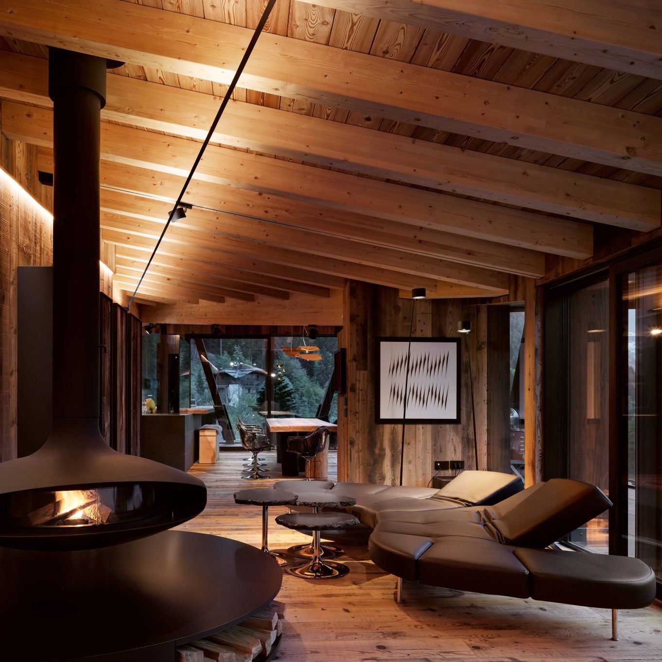  Flap  and  Cicladi  in the living area, which opens onto the dining space, echo the burnished steel details of the architecture and interiors through their color palette. 