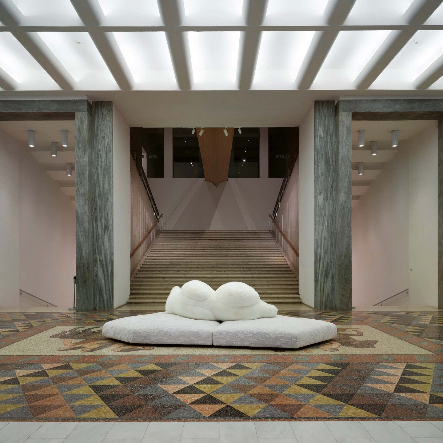  Pack. Im Zentrum des Atriums der Triennale di Milano l&auml;dt das Sofa Banchisa vor der monumentalen Treppe zu einer kurzen Pause ein. 
