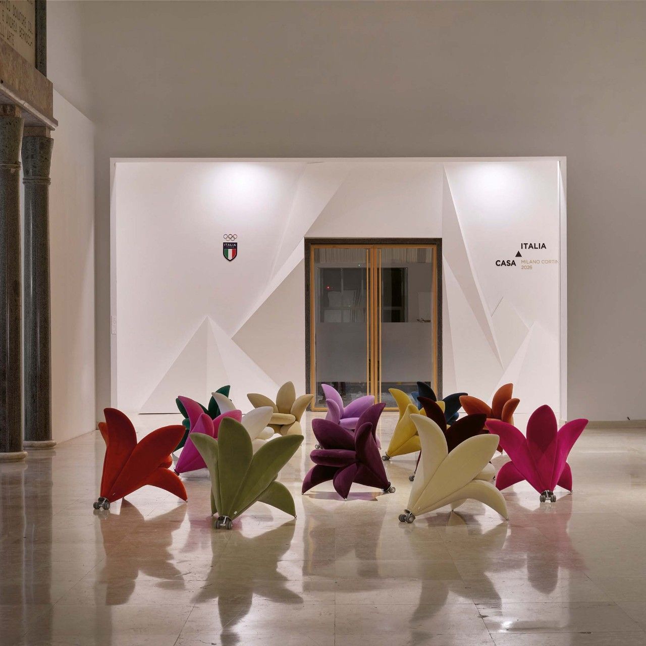  Gatsuen. Die Sessel aus Velvet special colors f&uuml;hren in die Ausstellung &bdquo;Musa&ldquo; in der Triennale di Milano ein. 