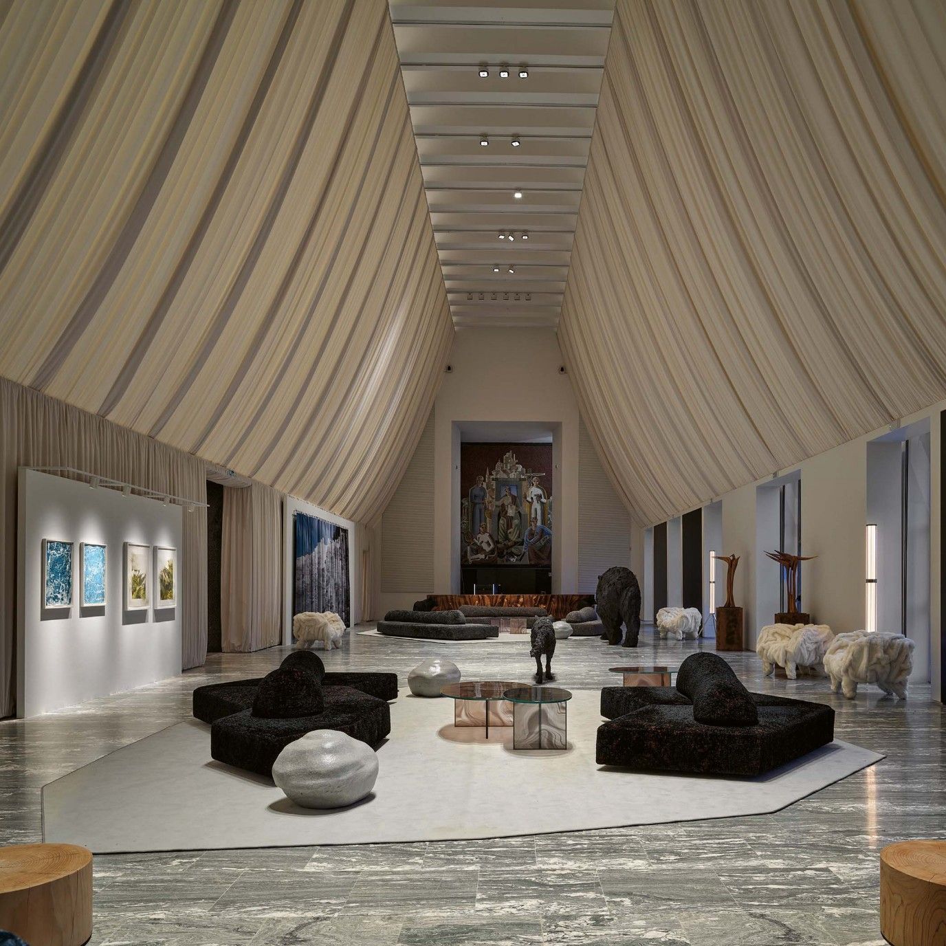  Casa Italia, Triennale di Milano. Der Salone d&rsquo;Onore empf&auml;ngt nationale und internationale G&auml;ste in einer von der Berglandschaft inspirierten Atmosph&auml;re. 