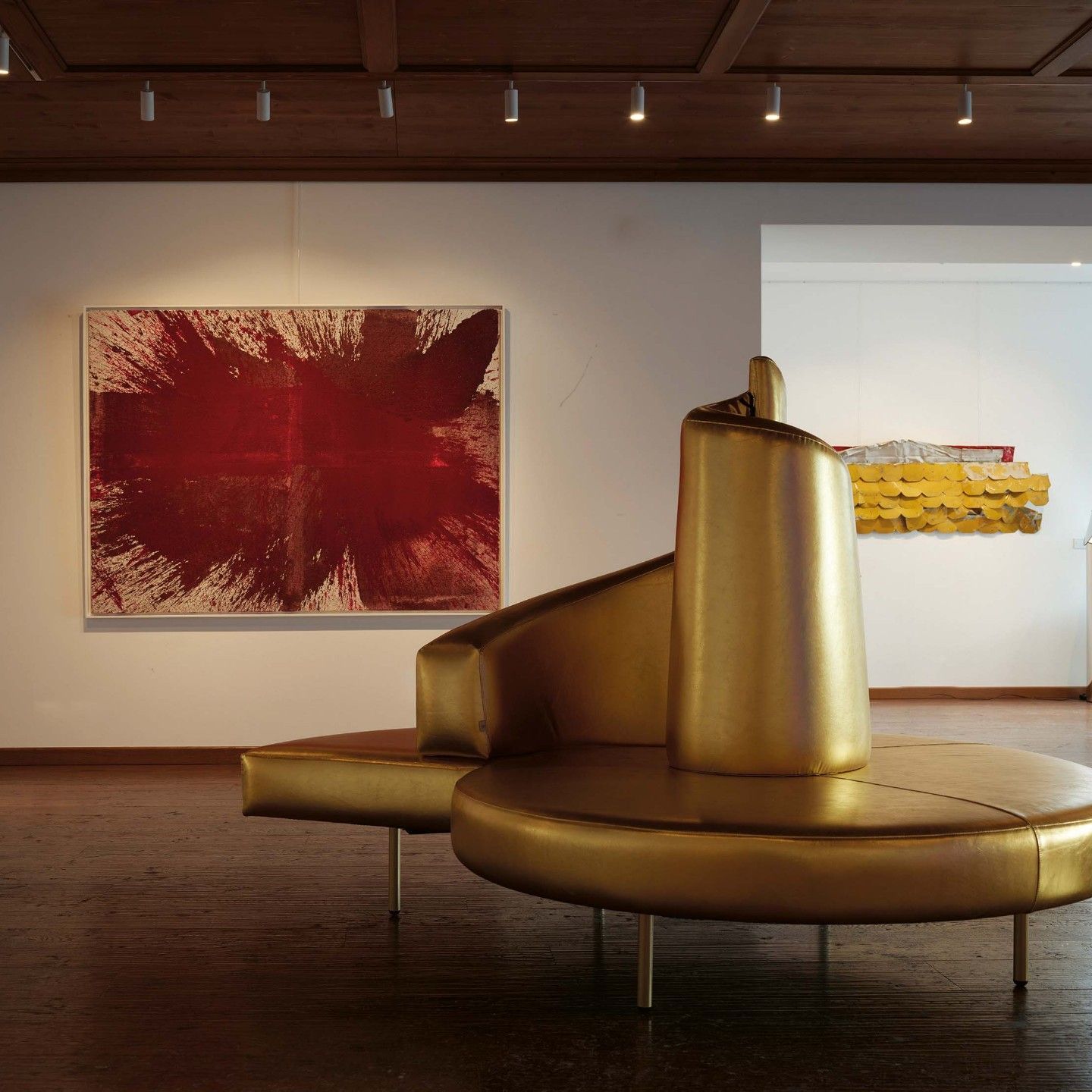  Tatlin in Gold Leather in einem Ausstellungsraum der Galerie Farsettiarte in Cortina d&rsquo;Ampezzo. 