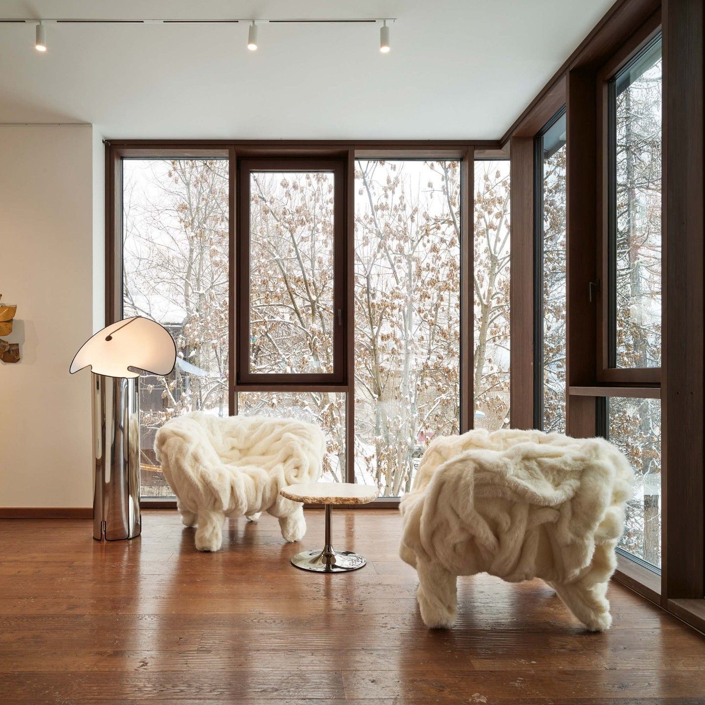  Grinza White, Cicladi. Die Sessel aus Eco Fur und die Tische aus nat&uuml;rlichem Alabaster bringen das ged&auml;mpfte Gef&uuml;hl verschneiter Landschaften in die Casa Italia in Cortina d&rsquo;Ampezzo. 