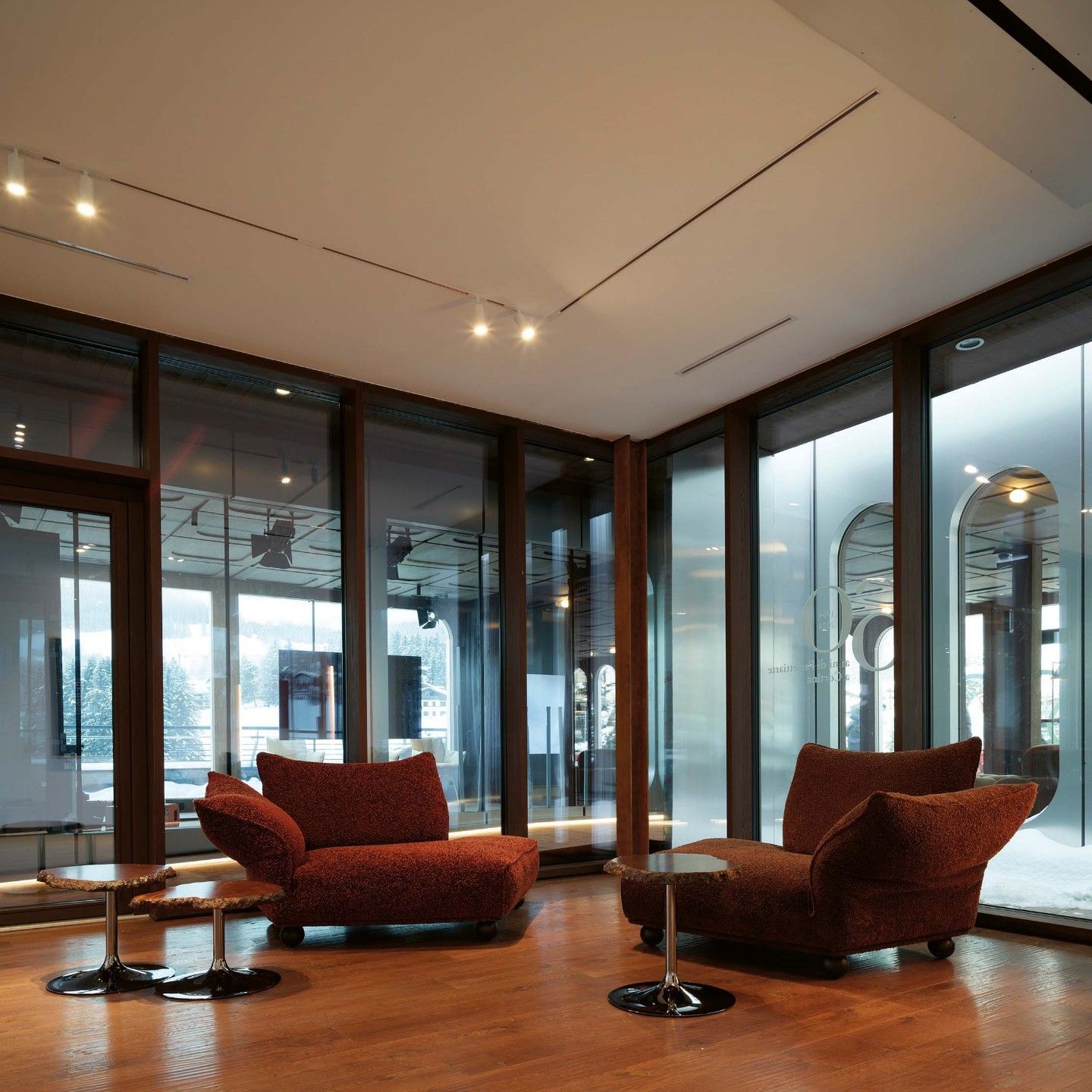  Standway, Cicladi. Das Chaiselongue-Sofa in Glossy Matt Burgundy und Coral sowie die Tische aus bernsteinfarbenem Alabaster bieten einen Ort zum Entspannen in der Galerie Farsettiarte in Cortina d&rsquo;Ampezzo. 