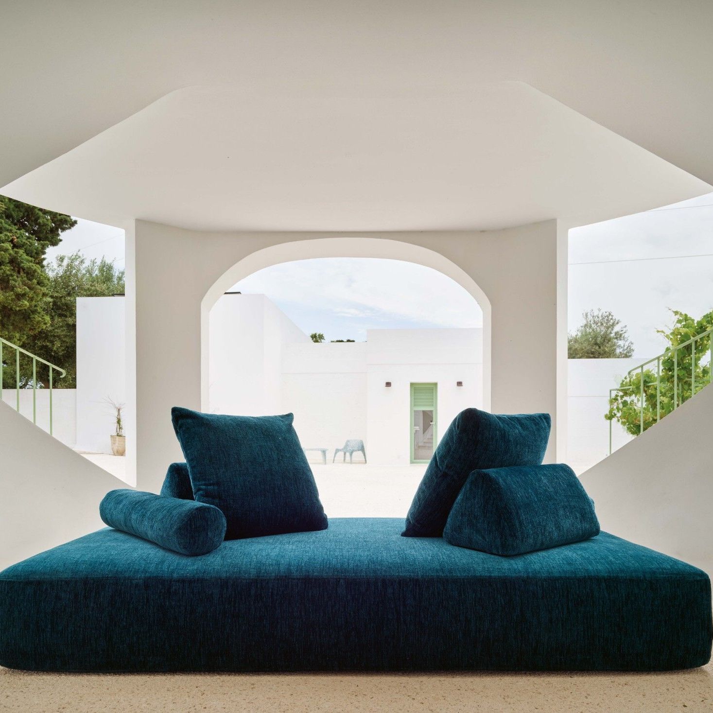  Sherazade outdoor in Every Place Cobalt bietet eine entspannende Ecke im Schatten des Portikus. 