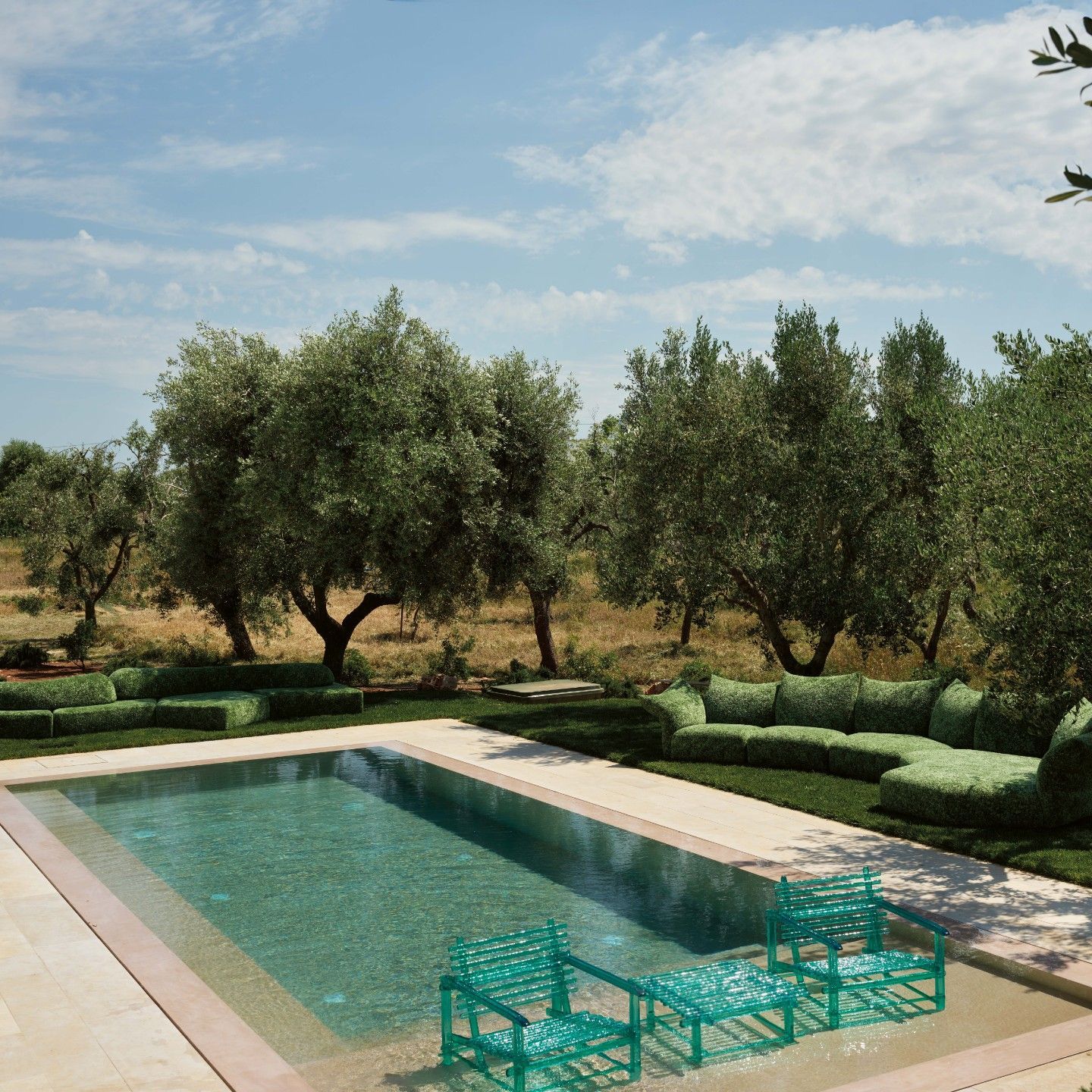  On the Rocks outdoor, Standard outdoor, A&rsquo;mare. Die Sofas aus Every Stone Green Alps und die Outdoor-Kollektion aus Sesseln und Tischen spiegeln die Farben der Vegetation und die Lichtreflexe des Wassers wider. 