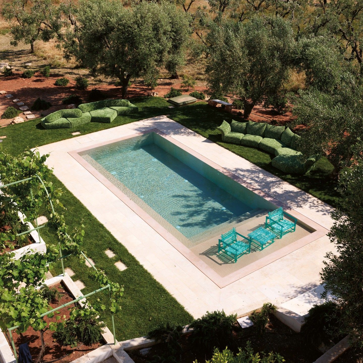  On the Rocks outdoor, Standard outdoor, A&rsquo;mare. Die Sofas aus Every Stone Green Alps und die Outdoor-Kollektion aus Sesseln und Tischen spiegeln die Farben der Vegetation und die Lichtreflexe des Wassers wider. 