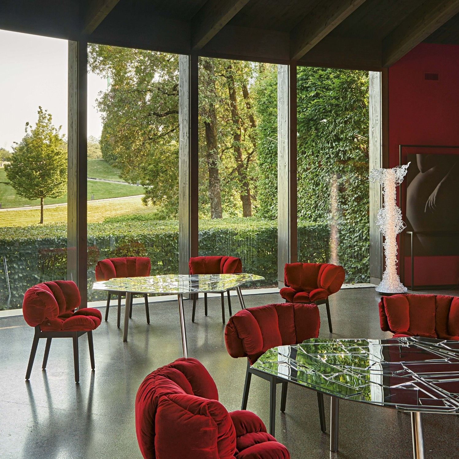  Blue Velvet, Brasilia, Dilly. Armchairs in Velvet, mirror tables and silver lamp in the tasting area. 