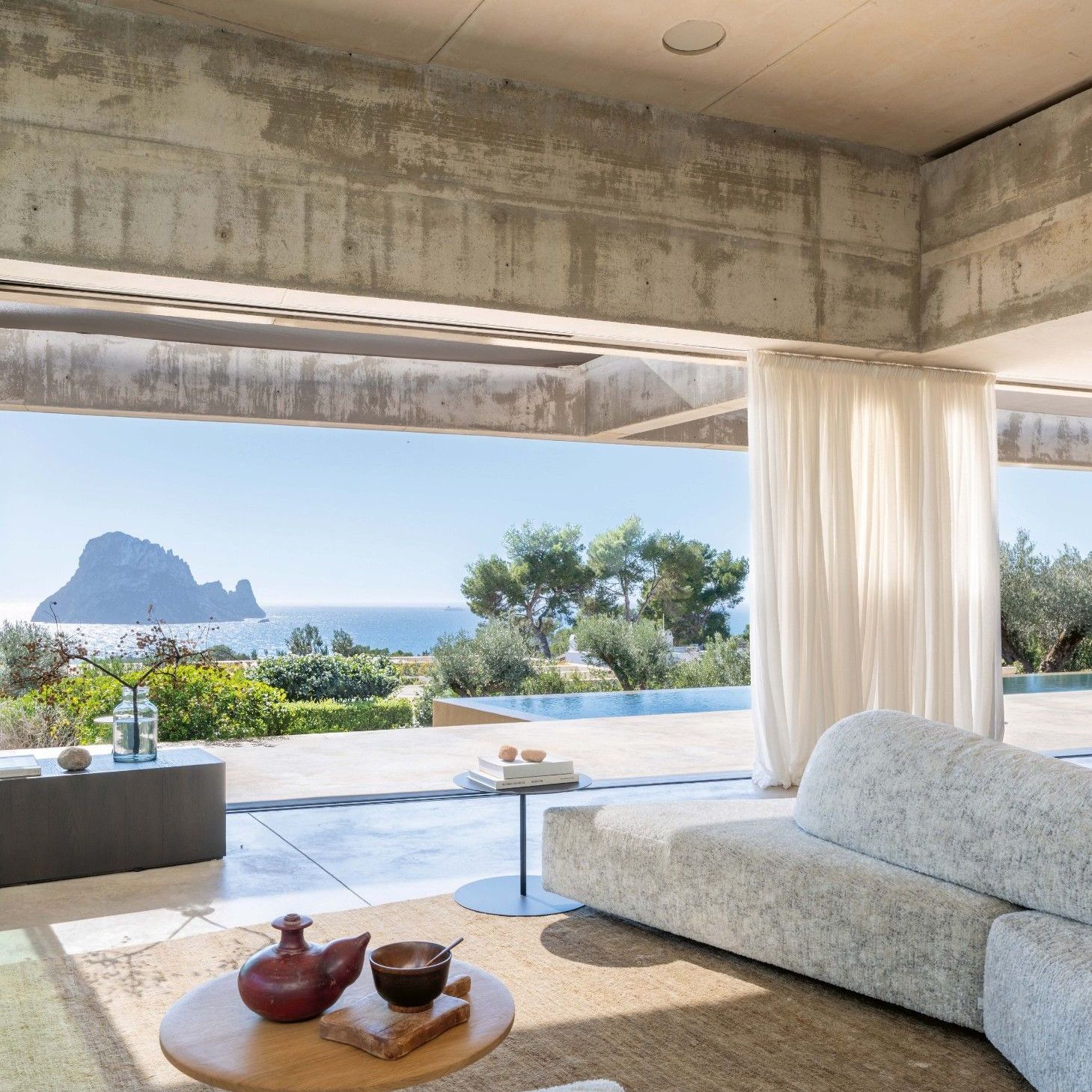  The exterior of the villa. The infinity pool is a natural continuation of the Mediterranean landscape. 