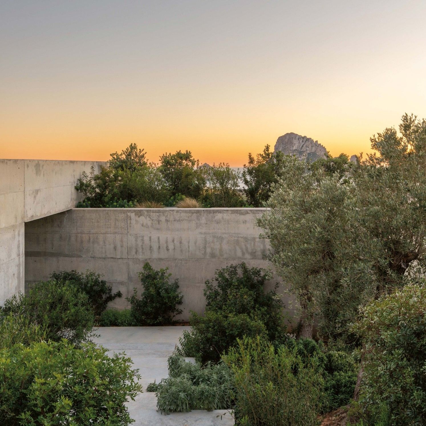  Raw concrete defines the structure and conveys the essential strength of a Brutalist language. 