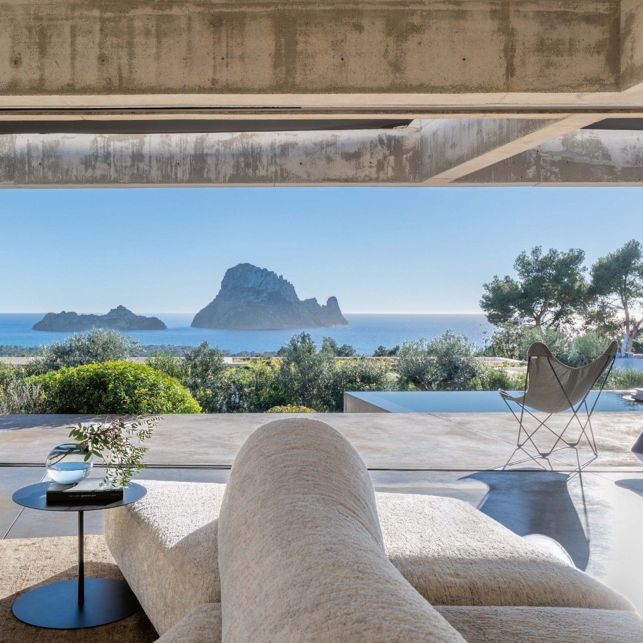  On the Rocks. Large compositions in Musk emerge in the domestic landscape like islands. 