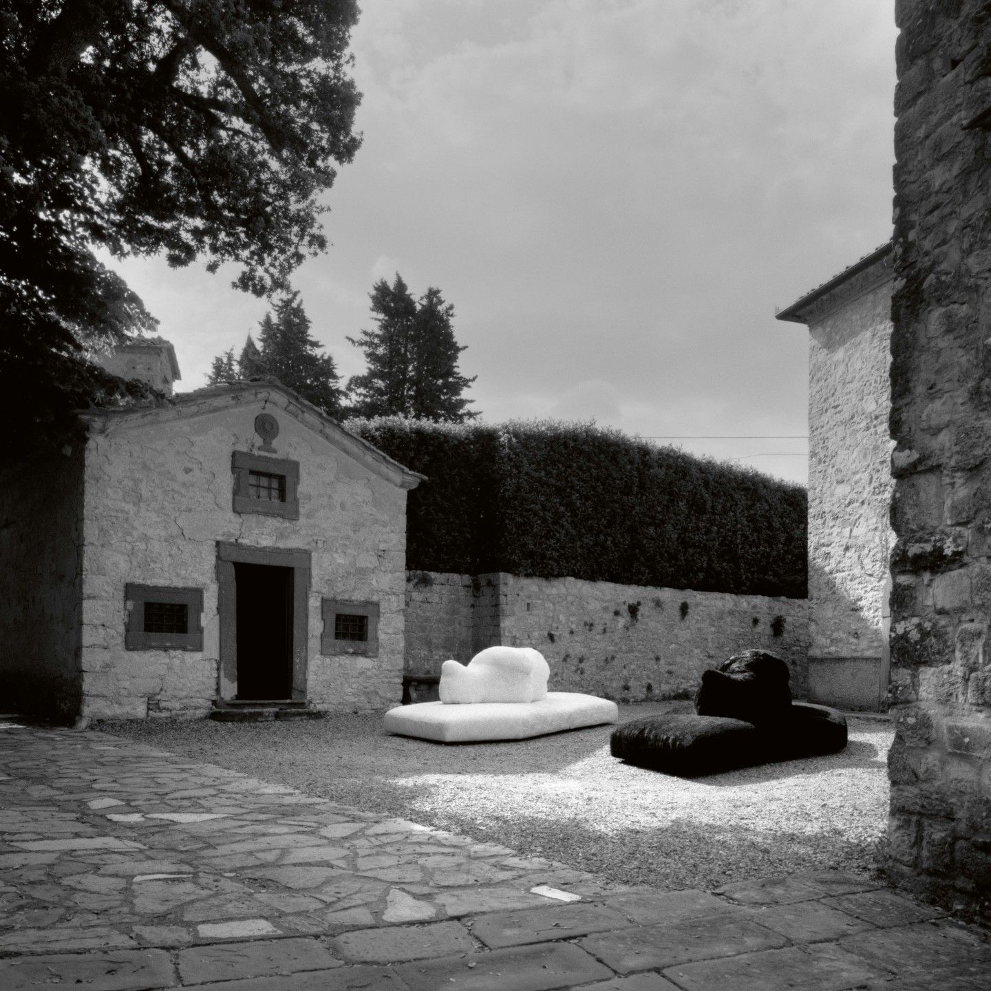  Pack. 
The sofas in the white and black versions, photographed by Aurelio Amendola at Castello di Ama, in Tuscany. 