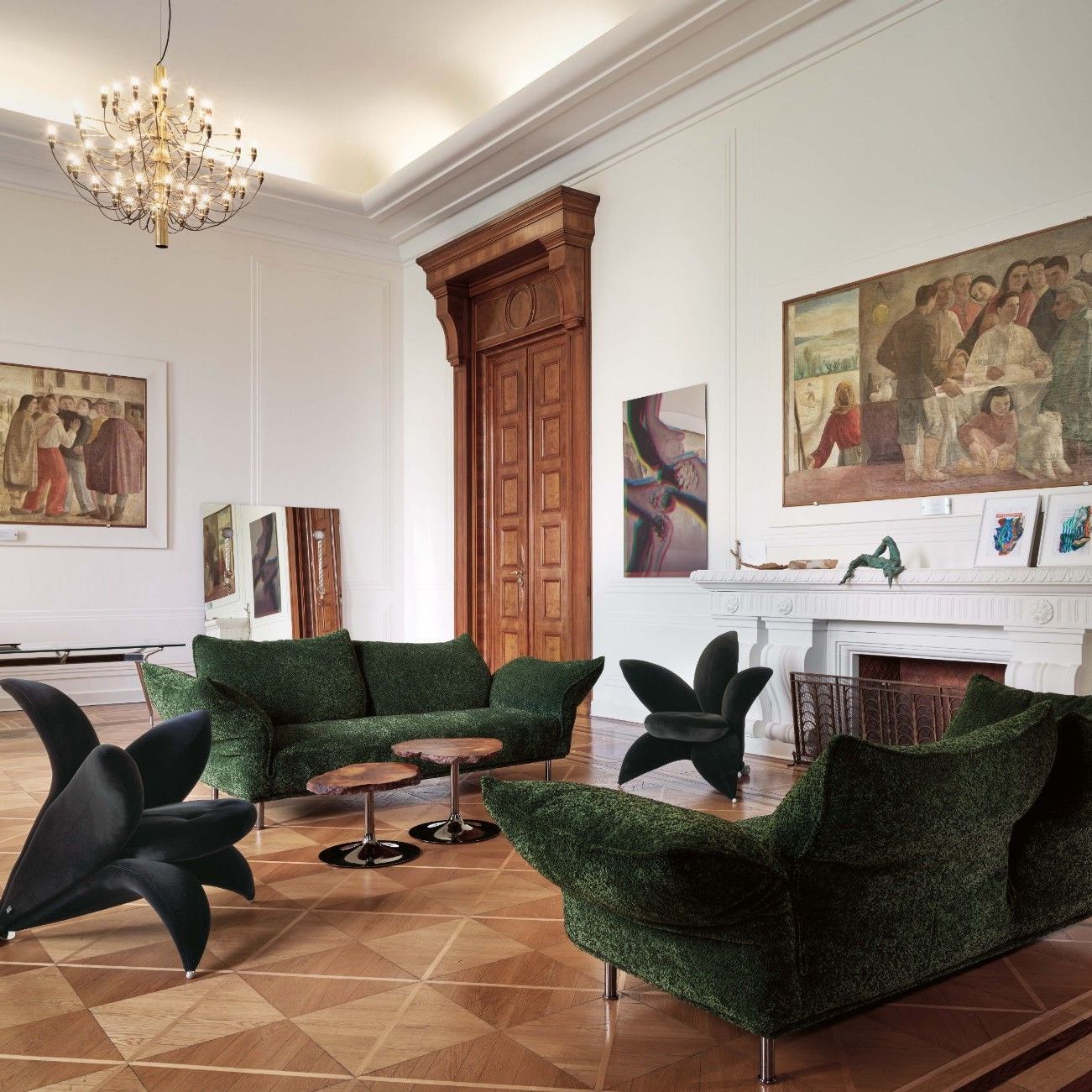  The sofas in Glossy Matt Olive, the armchairs in Velvet and the tables in amber alabaster create a welcoming and elegant atmosphere. 