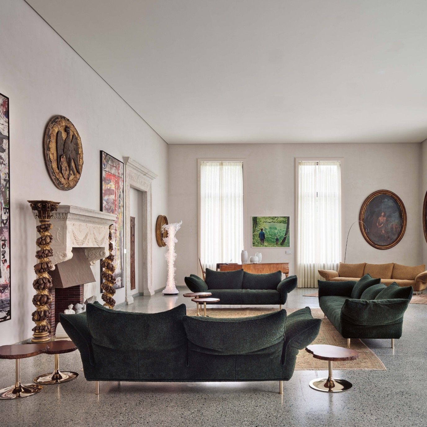  Standalto, Cicladi, Dilly. 
The sofas in Glossy Matt Olive and Minerals Pure Gold, together with the tables in amber alabaster and the sculptural silver lamp, furnish one of the rooms. 
