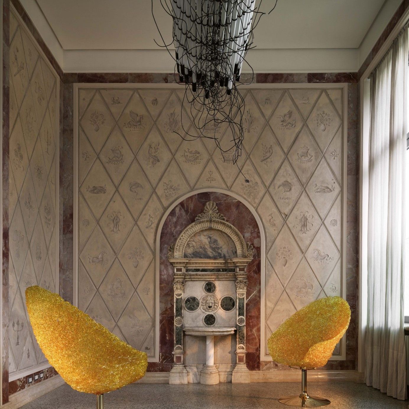  Margherita Gold 
unter dem Werk &bdquo;Unrequited Love&ldquo; von Monica Bonvicini. 