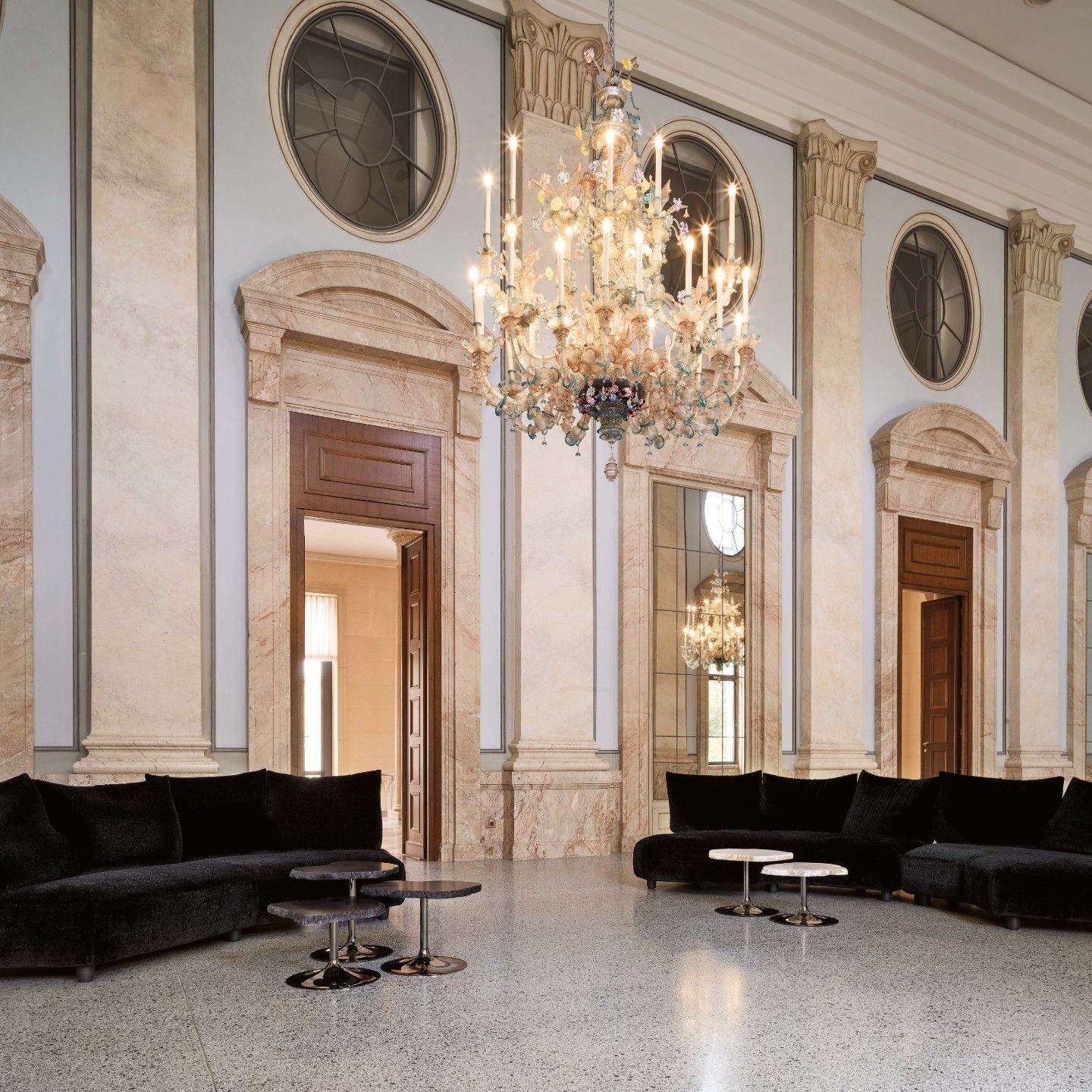  Anywhere, Dilly. 
The sofas in Tasty Soft and the tables in natural and anthracite alabaster furnish the Ballroom. 