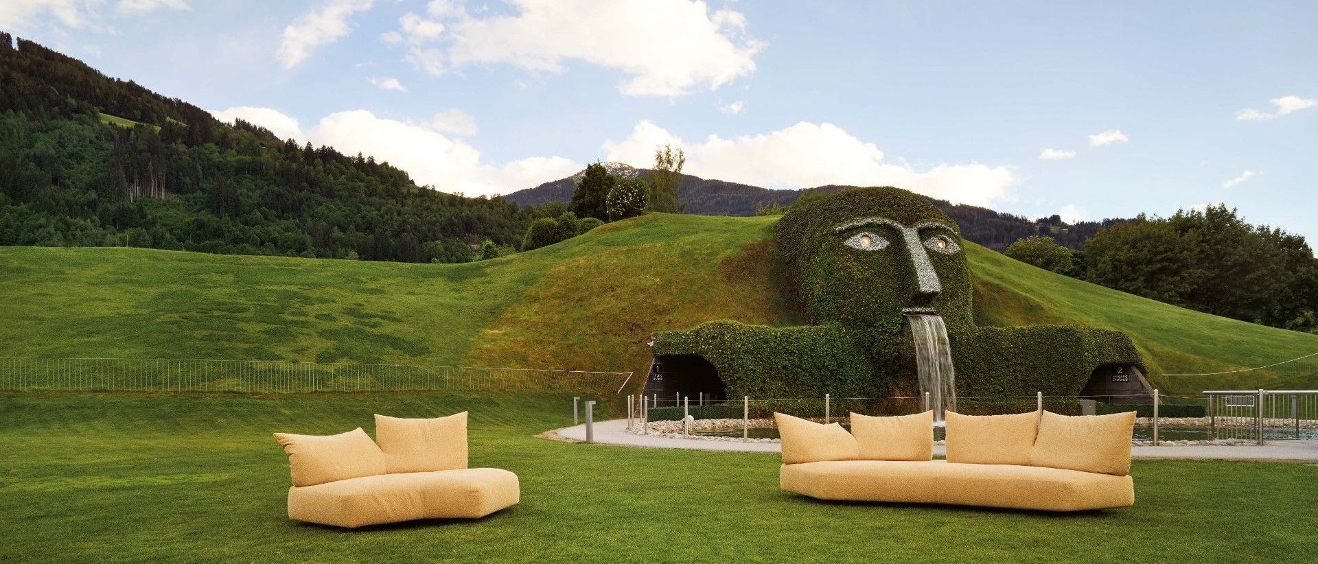  Anywhere en Minerals Light Gold devant le G&eacute;ant, le gardien des Mondes de Cristal Swarovski &agrave; Wattens, en Autriche. 