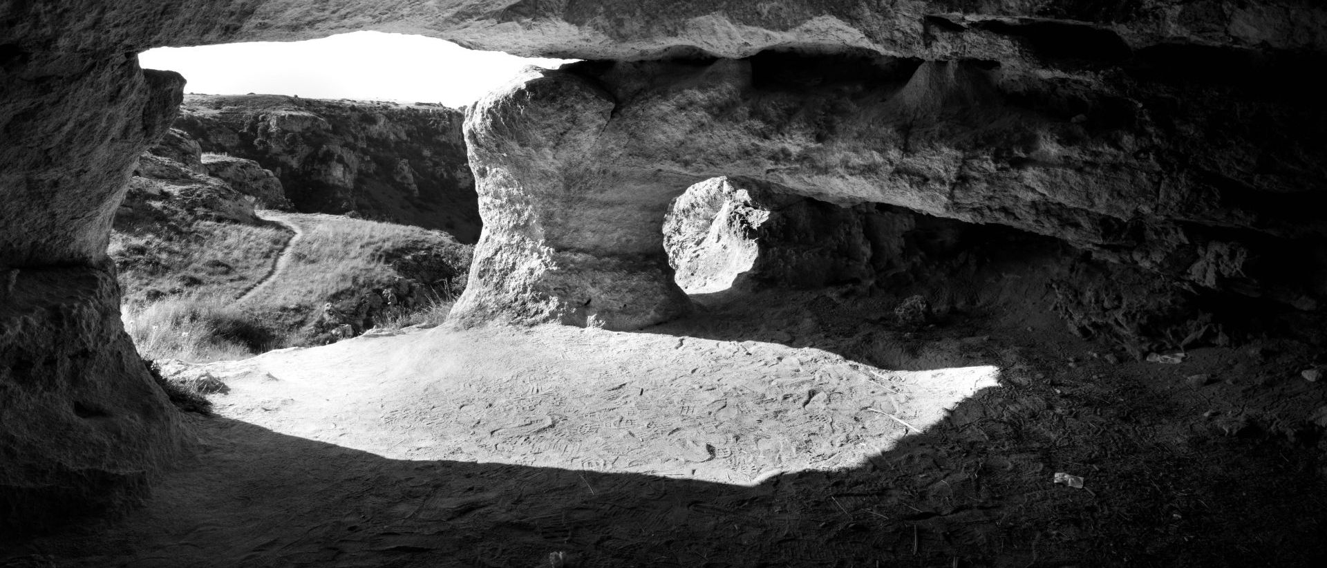  Œuvre de la série Matera dédiée aux Sassi de Matera. Une des grottes du parc de la Murgia à Matera. 