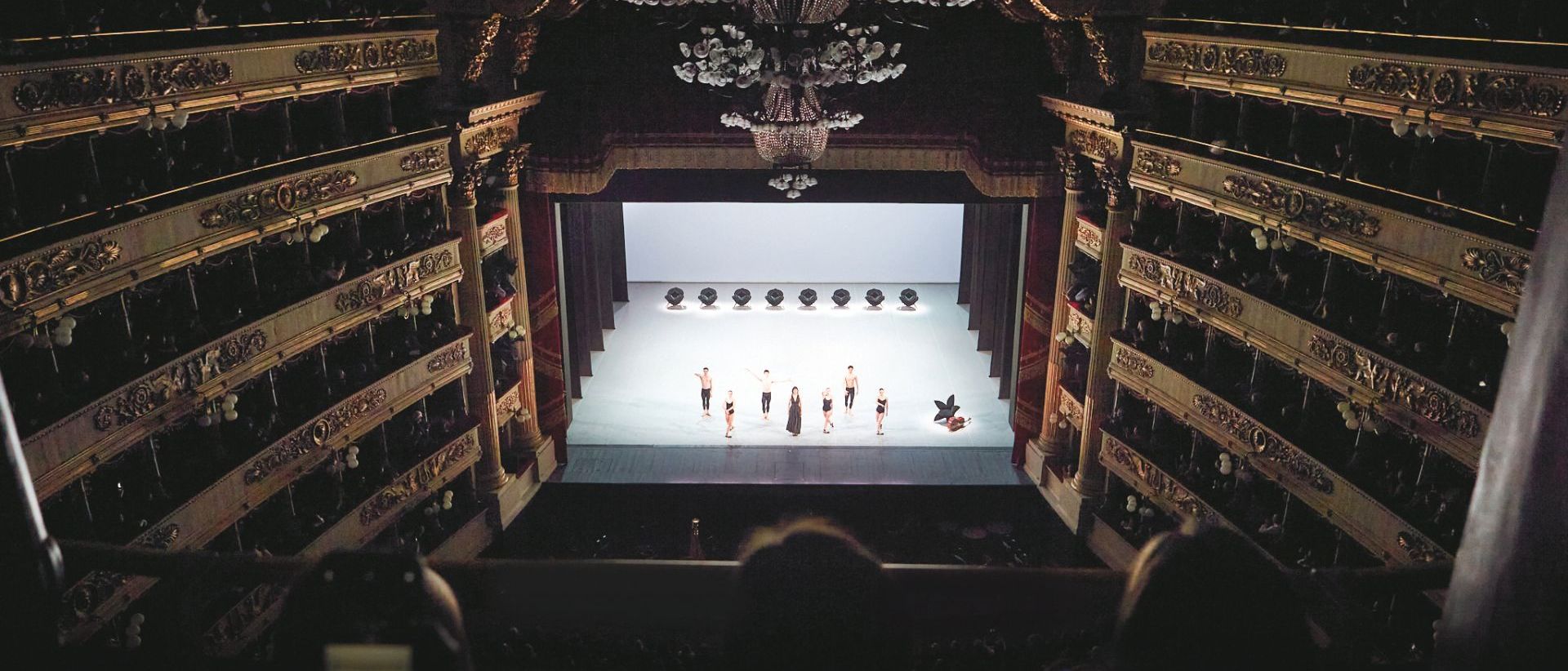 Teatro alla Scala. Ein Bild des Balletts „Largo: Garten mit Vollmond“, geschaffen von Matteo Levaggi mit szenografischen Vorschlägen der Künstlerin Samantha Stella. 