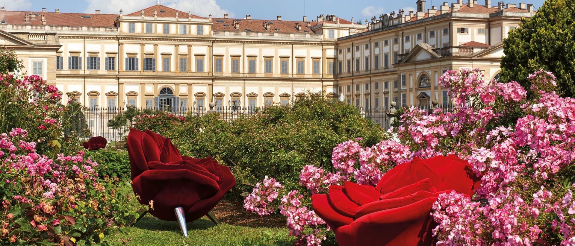   Rose Chair.  Le poltrone fioriscono tra le quattromila varietà di rose nell’Avancorte di fronte all’Orangerie. 
