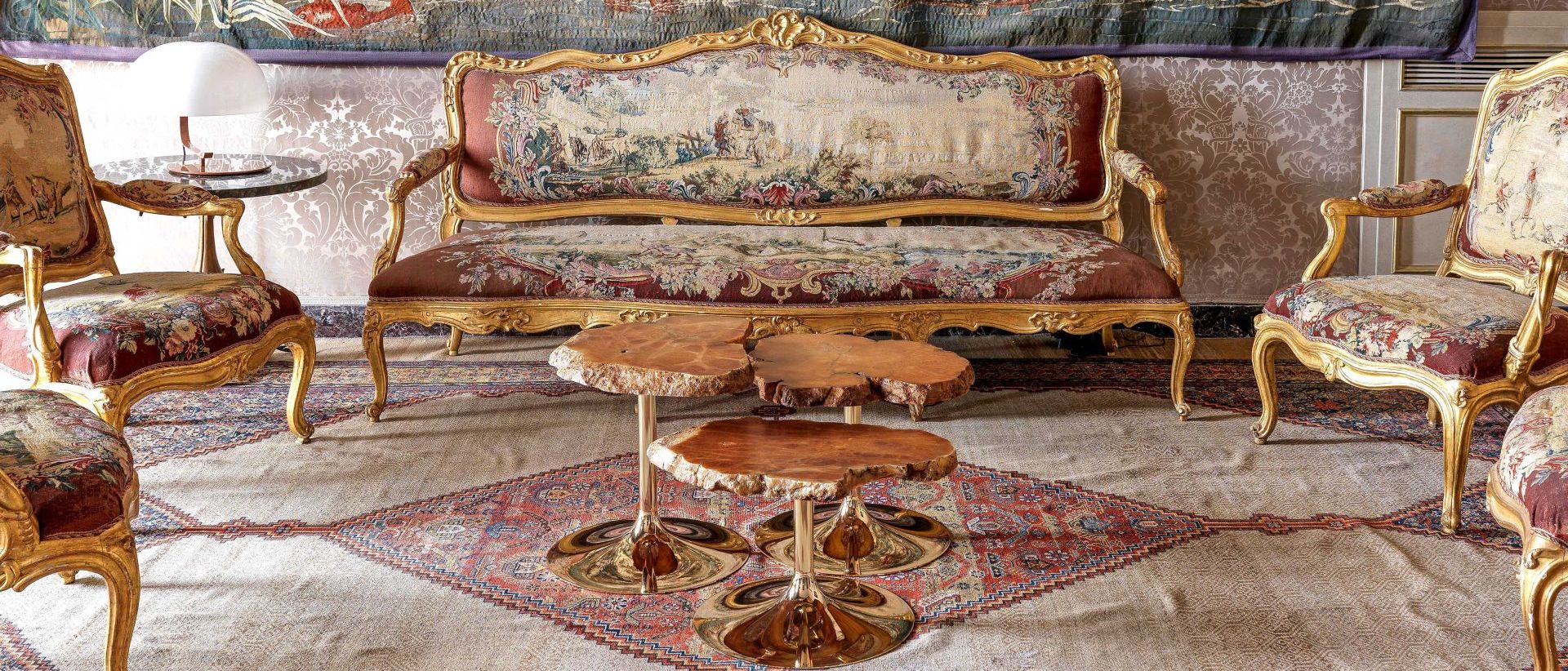   Cicladi . Les tables basses de Jacopo Foggini meublent le salon du XVIIIe siècle de la Sala di Druso. 