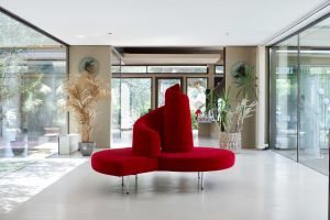   Tatlin . The sofa by Mario Cananzi and Roberto Semprini in the entrance area allows you to contemplate nature from different perspectives. 