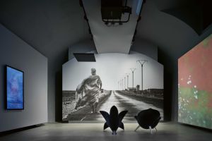   Getsuen  Dans la Volta et la salle de détail de l'exposition «Jr. Déplacé · e · s ". e
  RoseChair  Dans la Volta et la salle de détail de l'exposition «Jr. Déplacé · e · s ". 
 