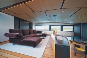  Essential . Das Bronze -Samtsofa ist das hohe Herz des Wohnzimmers. Es gibt Bewegungsfreiheit und die Möglichkeit, das Meer immer zu bewundern. 