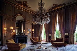  Standway, Ines and Cicladi. Furnishing the precious Salon of Allegories are the three sofas covered in Minerals Collection Pure Gold in chaise longue versions with Pepita feet, alabaster tables and gilded lamp. 