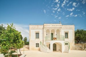  The Liberty villa in the Ostuni countryside immersed in the Mediterranean maquis. 