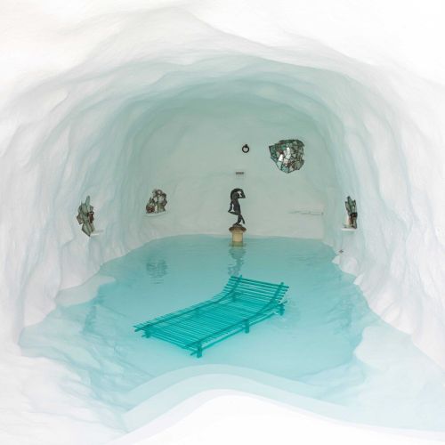   A’mare . Il lettino della collezione di Jacopo Foggini immerso nella vasca realizzata dall’artista Savvas Laz per il progetto della Grotta, nell’approdo dell’isola Li Galli. 