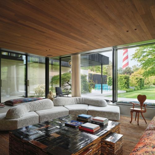   On the Rocks.  Il divano apre, nel soggiorno della villa, una visuale a 360 gradi sul paesaggio. Insieme le opere di Maarten Baas, Piet Hein Eek e Anton Gaudì. 