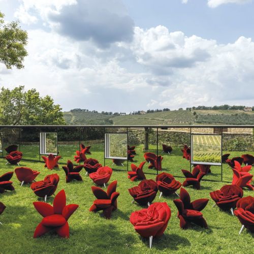   Rose Chair  e  Getsuen  Es blüht im Garten der Arbeit "auf den Weinbergen: Sichtweise" von Daniel Buren: Eine Halle offener Feiertage, aus der die Landschaft bewundern kann. 