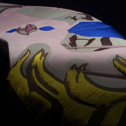   Flap Sky Kiss.  Francesco Binfaré crea con Edra un rivestimento ispirato alla pop-art. Grazie al tessuto piazzato il divano diventa una grande tela che rappresenta un bacio romantico tra uomo e donna. Francesco 