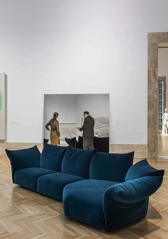  Standard   Das Sofa von Francesco Binfaré vor dem Werk „The Visitors“ von Michelangelo Pistoletto, 1968