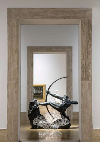  Corallo   The armchair by Fernando and Humberto Campana in front of the sculpture 