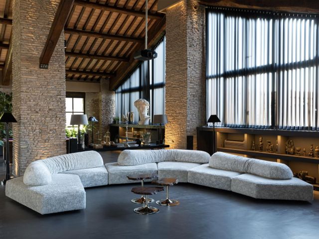 On the Rocks & Cicladi Francesco Binfaré’s sofa and Jacopo Foggini’s tables in the hall.