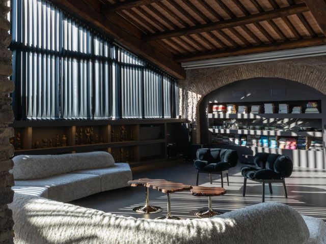 On the Rocks , Blue Velvet & Cicladi Francesco Binfaré’s sofa, Fernando and Humberto Campana’s armchairs and Jacopo Foggini’s tables in the hall.