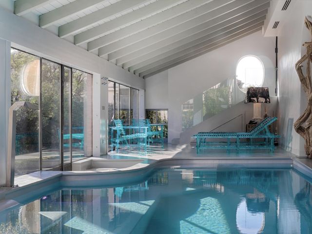 A’Mare The collection by Jacopo Foggini in the internal swimming pool.