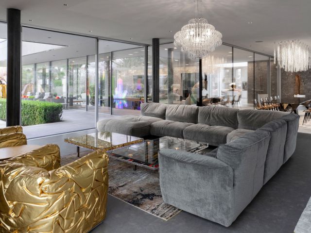   Grande Soffice  &  Sponge  das Sofa bzw. der Sessel zieren den Wohnbereich der Villa