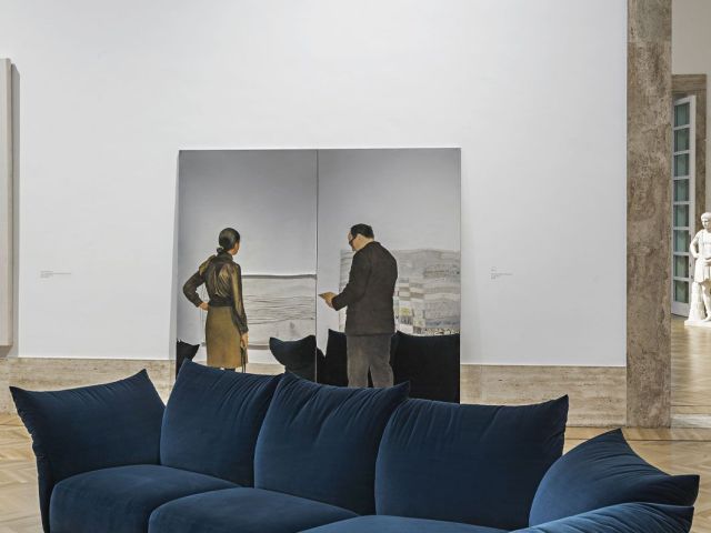   Standard  Das Sofa von  Francesco Binfaré vor dem Werk fronte I Visitatori (Die Besucher)von  Michelangelo Pistoletto, 1968