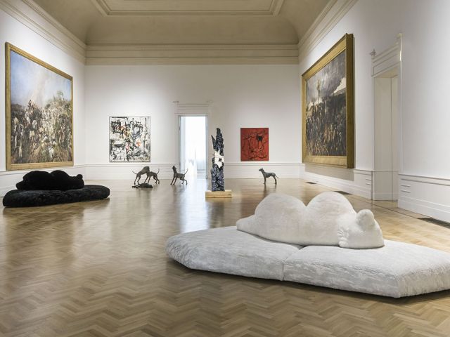 Pack I divani di Francesco Binfaré nelle versioni bianca e nera all’interno della sala dedicata al tema della guerra.