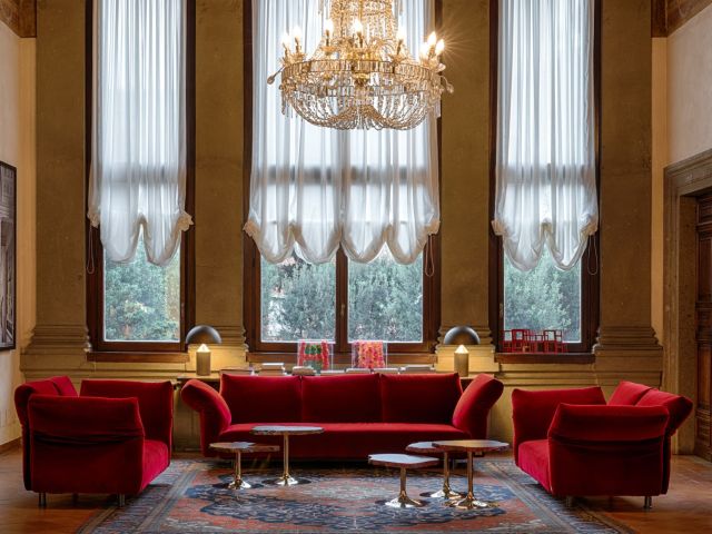 Essential et Cicladi Les canapés de Francesco Binfaré et les tables basses de Jacopo Foggini à l'intérieur du salon degli Arazzi de Palazzo Borromeo.
